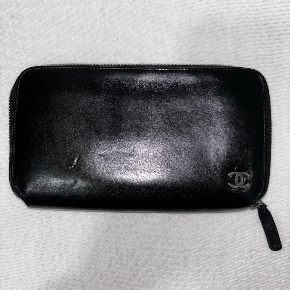 Beautiful Chanel long wallet w/full inclusion (dust, box, and authenticity card)